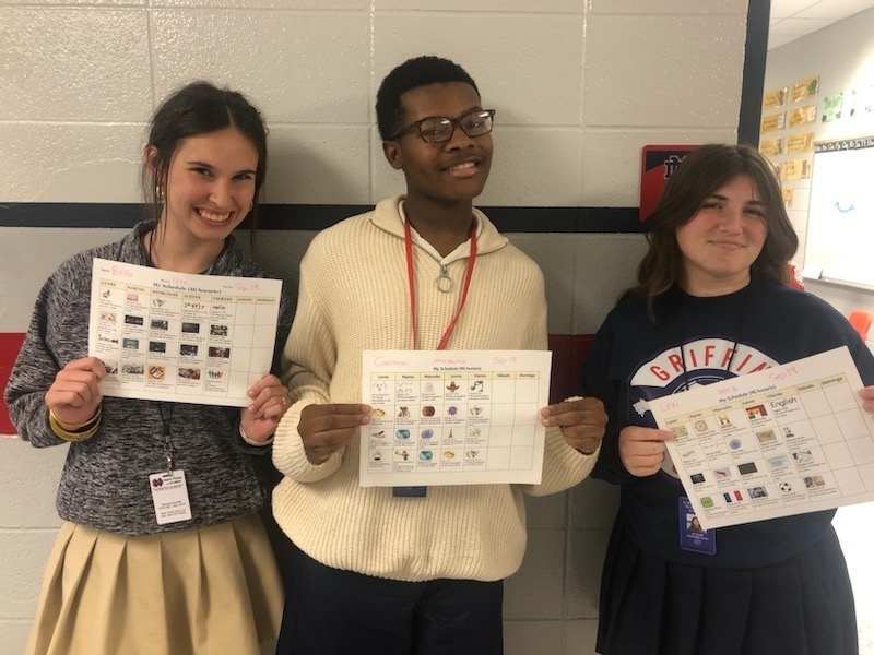 This week in Mrs. Fetterman's class, students were working on creating a schedule using sentences with subjects and time in Spanish. Example: mi clase de arte es a la una treinta. (My art class is at 1:30)