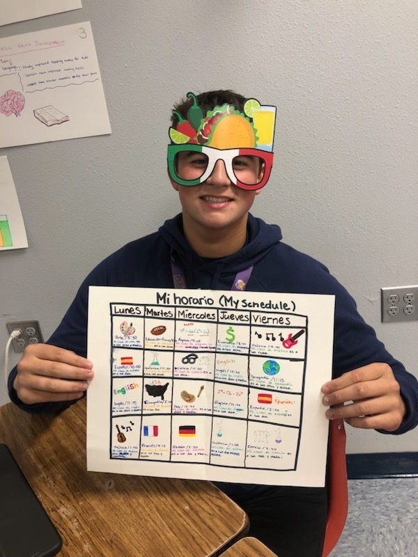 This week in Mrs. Fetterman's class, students were working on creating a schedule using sentences with subjects and time in Spanish. Example: mi clase de arte es a la una treinta. (My art class is at 1:30)